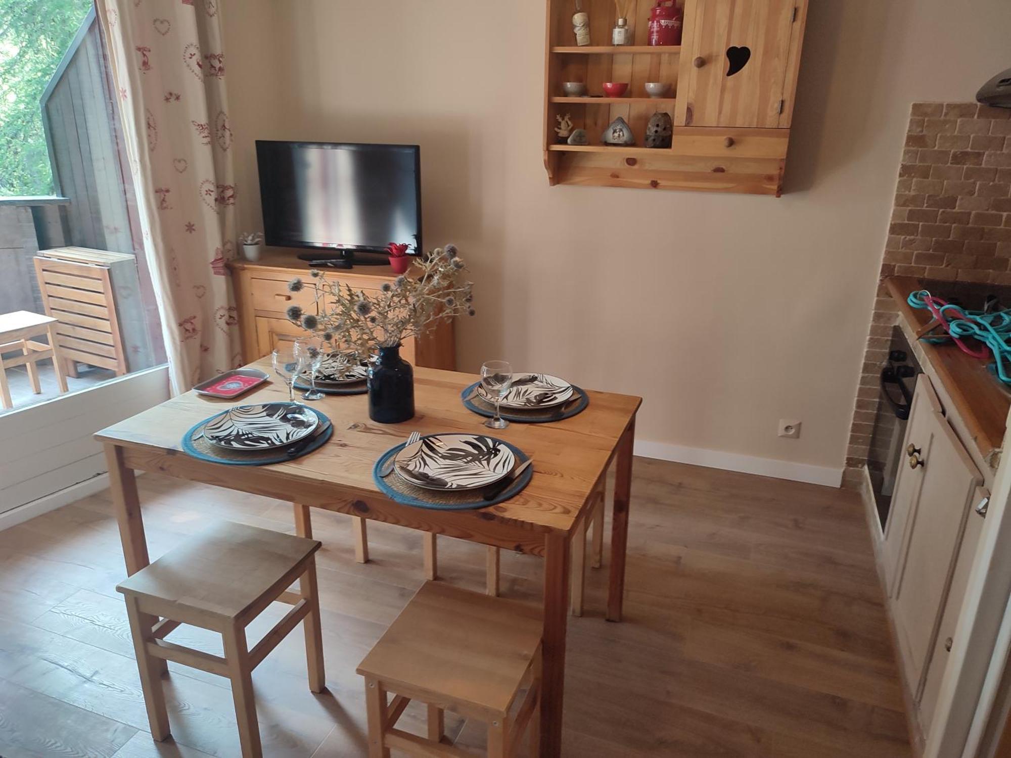 24m, Cool 1650 Apartment